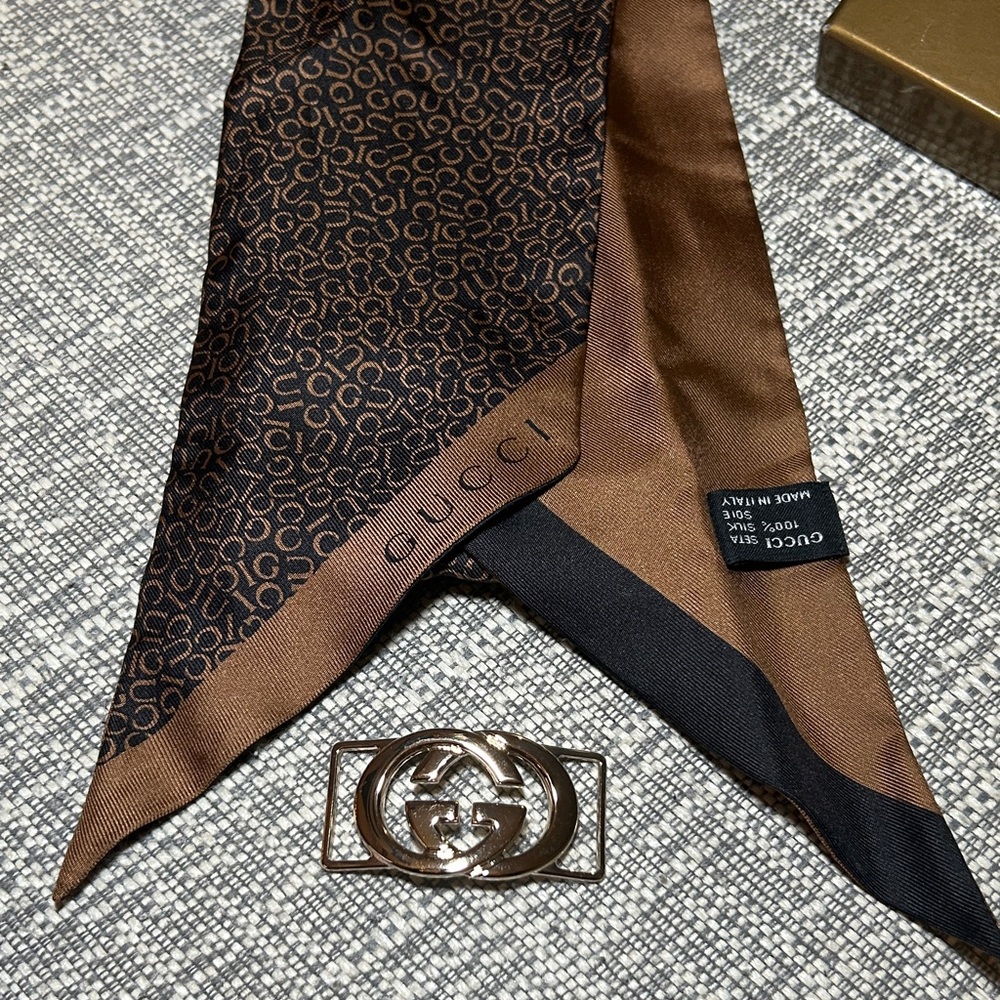 264. Gucci Brown GG Patterned Silk Twilly with scraf ring (coa) - Picture 3 of 8